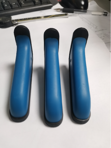 Divu krāsu rokturis ar diviem dobumiem iesmidzināšanas veidni